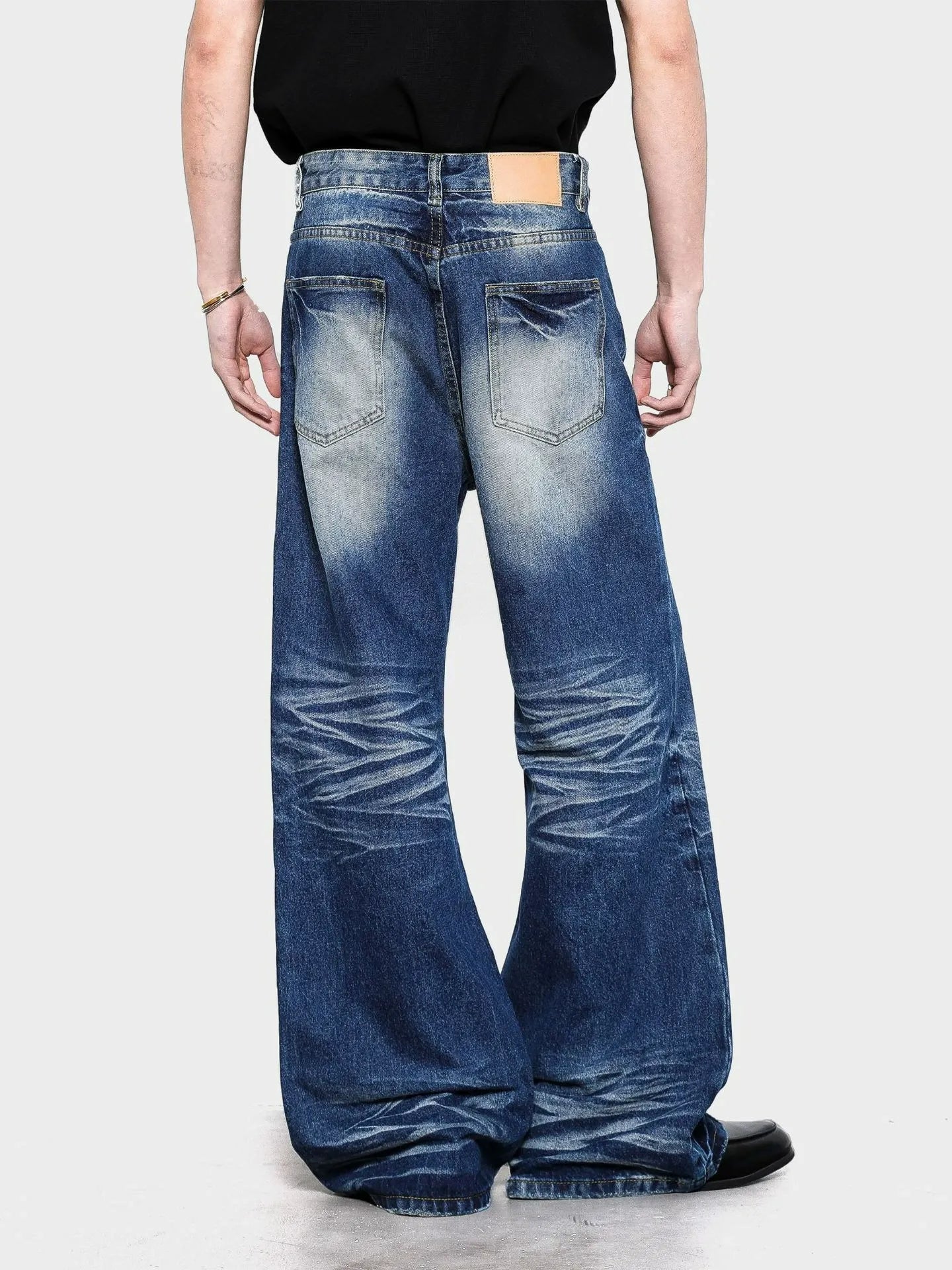 Camiseta negra desgastada y vanguardista de algodón estilo vintage con diseño de coche de carreras